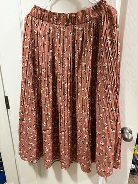 Women’s medium pleated skirt